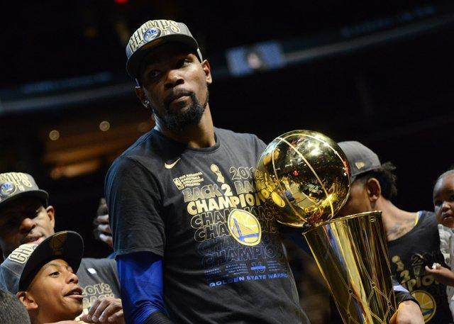 低位背身牵 低位背身牵